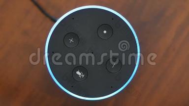 智能音箱顶视人工智能助手语音控制蓝环按钮激活